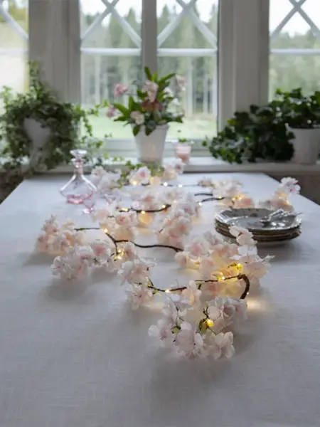 Tildekket bord med lyslenke