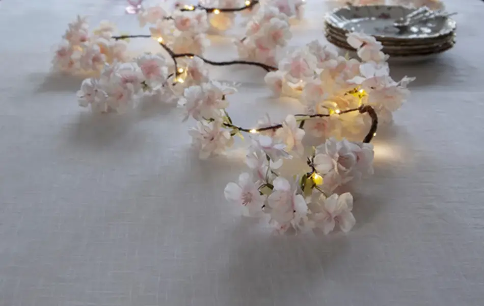 Tildekket bord med lyslenke