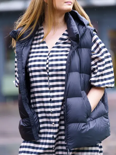 Dame med rutete kjole og boblevest