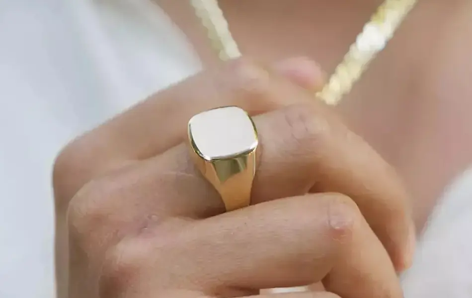 Mann med smykke og ring