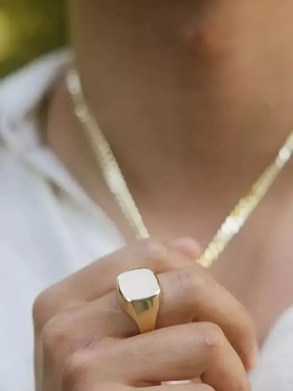 Mann med smykke og ring