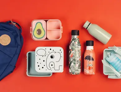 Bilde av matbokser og drikkeflasker