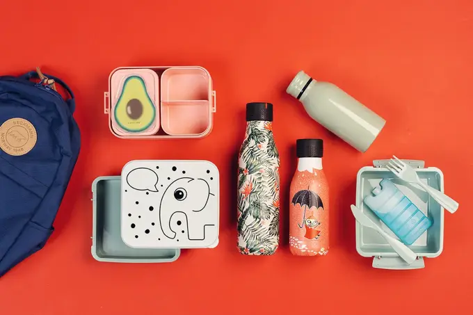 Bilde av matbokser og drikkeflasker