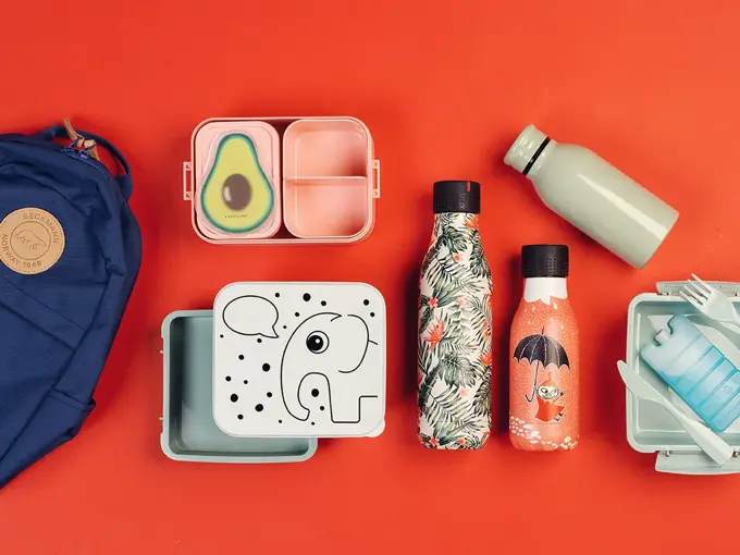 Bilde av matbokser og drikkeflasker