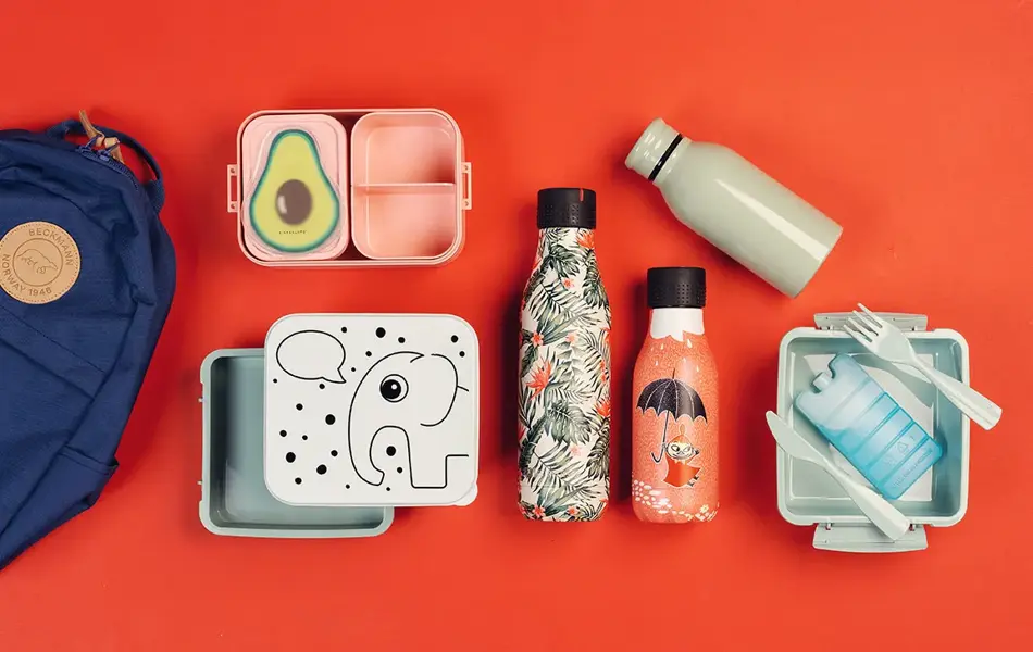 Bilde av matbokser og drikkeflasker