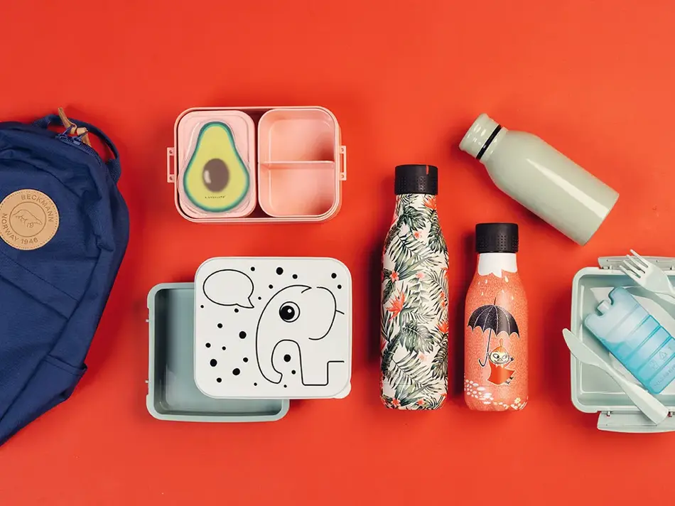 Bilde av matbokser og drikkeflasker