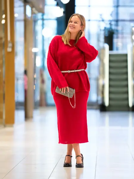 Rød strikkegenser 799 Rødt strikkeskjørt 799 1799 Glitterbelte 199 Veske 499 Bekkestua Sko 1799-1.jpg