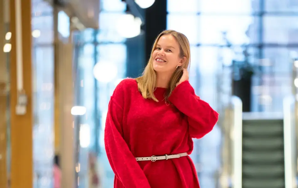 Rød strikkegenser 799 Rødt strikkeskjørt 799 1799 Glitterbelte 199 Veske 499 Bekkestua Sko 1799-1.jpg