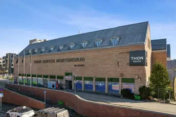 Bilde av Thon Senter Mortensrud med Thon Senter logo.