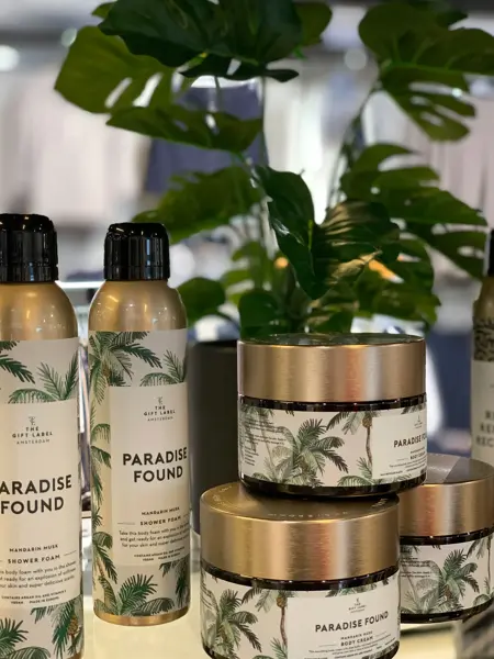 Produktbilde av velværeprodukter foran plante