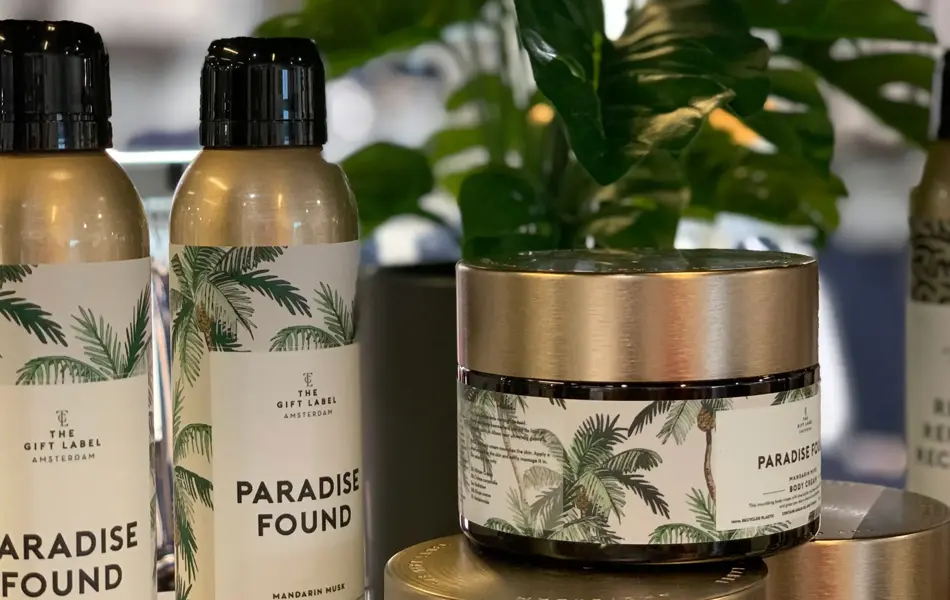 Produktbilde av velværeprodukter foran plante