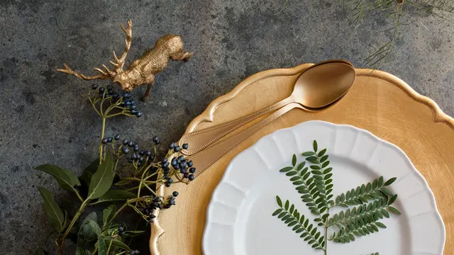 plante og skje på et fat