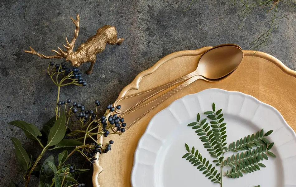 plante og skje på et fat