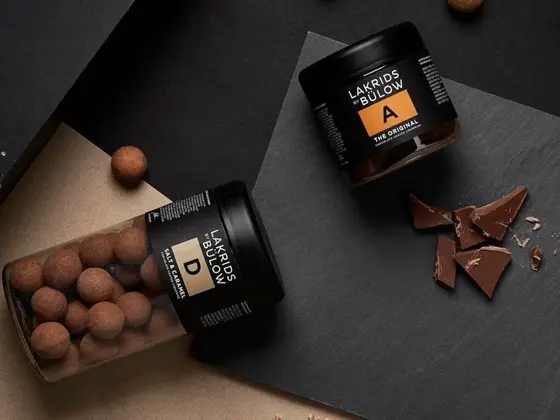 To bokser med lakris kuler med sjokolade fra det danske merket Lakrids