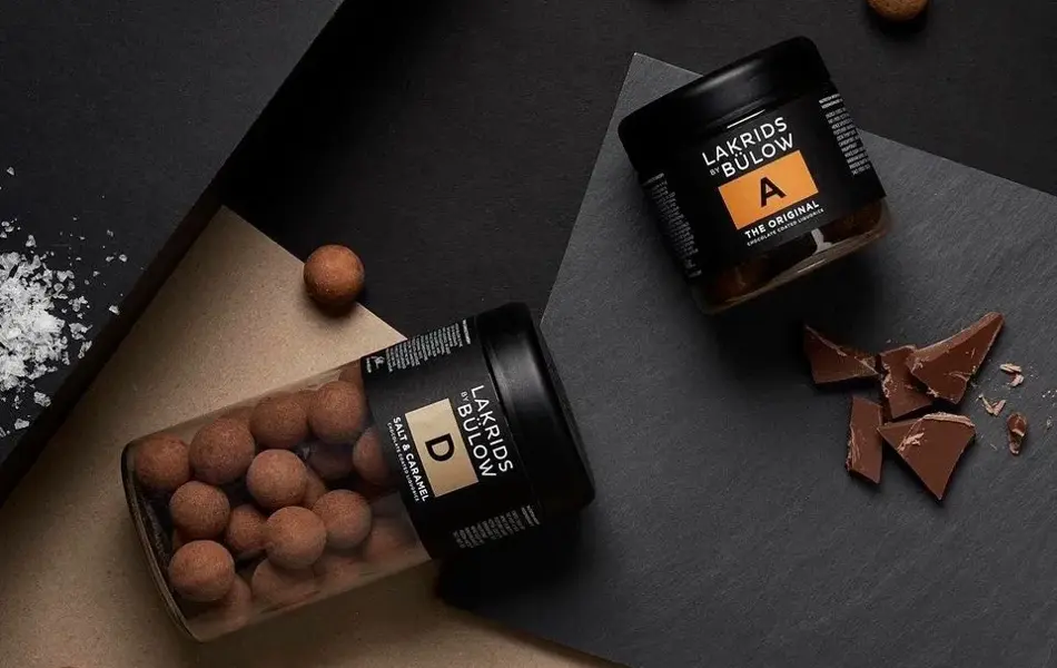 To bokser med lakris kuler med sjokolade fra det danske merket Lakrids