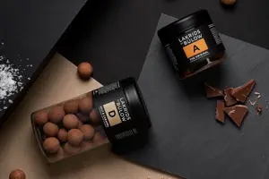 To bokser med lakris kuler med sjokolade fra det danske merket Lakrids