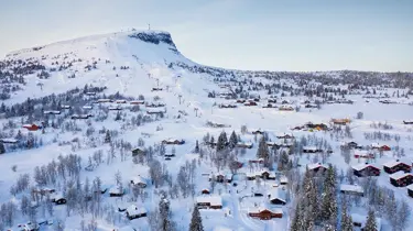 Oversiktsbilde av Skeikampen, med utsikt over hyttene og fjellet