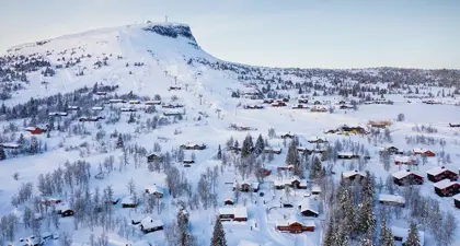 Oversiktsbilde av Skeikampen, med utsikt over hyttene og fjellet