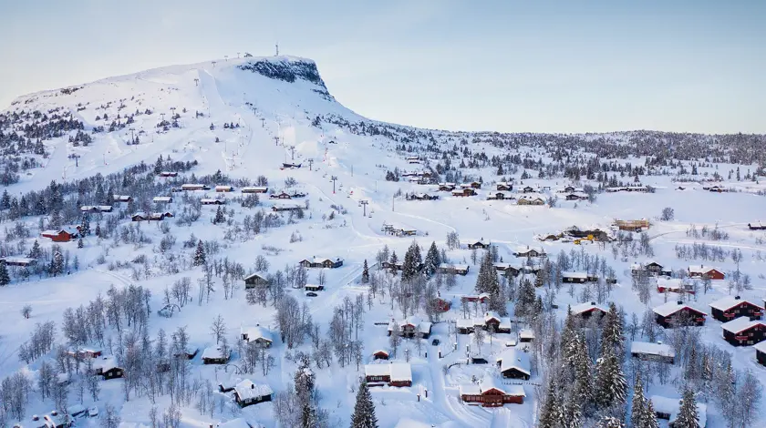 Oversiktsbilde av Skeikampen, med utsikt over hyttene og fjellet