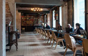 Mange sitteplasser langs vinduene på Kulturhuset i Oslo