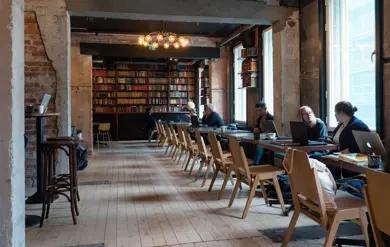 Mange sitteplasser langs vinduene på Kulturhuset i Oslo