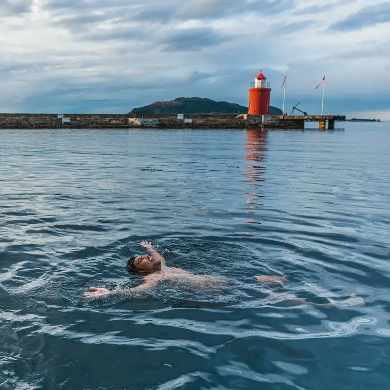 En person bader i vannet 