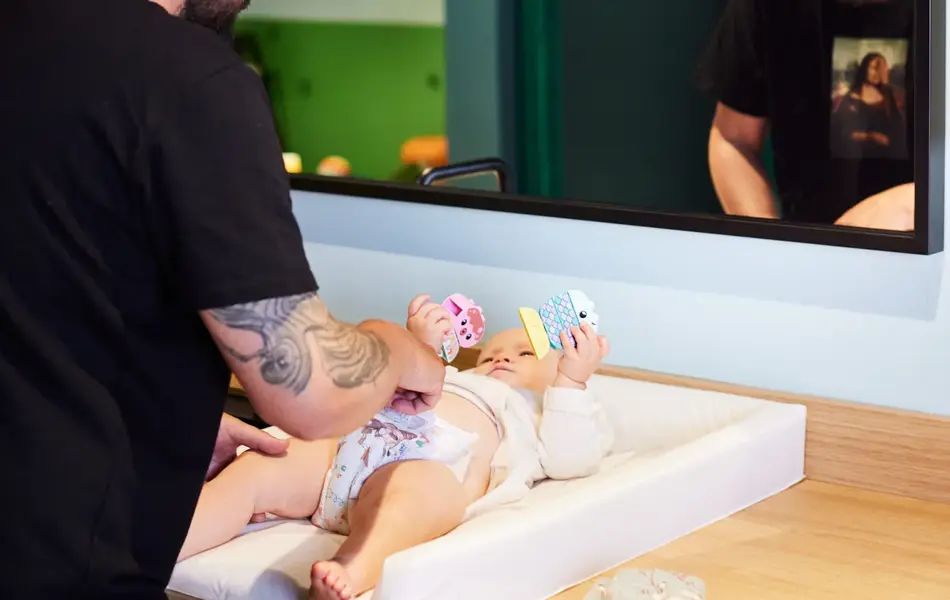 pappa steller babyen sin på stellerom/babylounge åsane storsenter