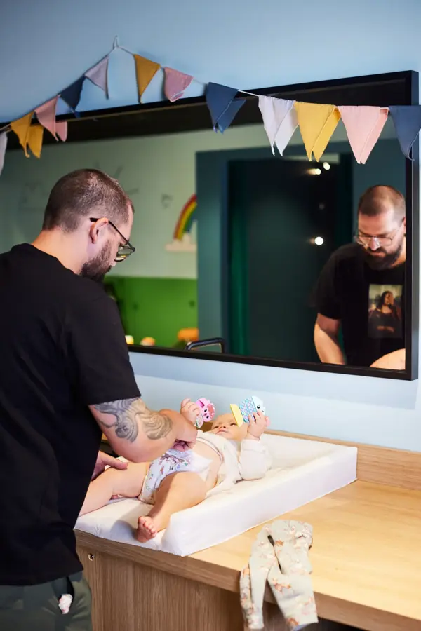 pappa steller babyen sin på stellerom/babylounge åsane storsenter