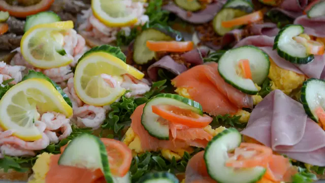 Snitter med reker, laks og egg og roastbiff