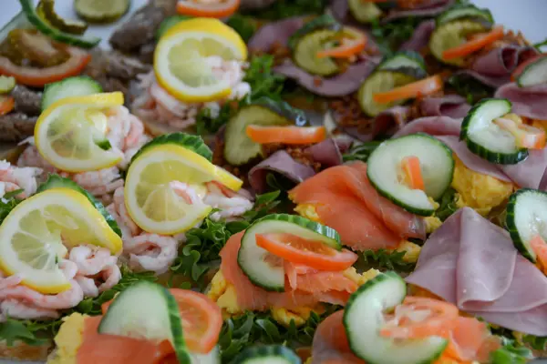 Snitter med reker, laks og egg og roastbiff