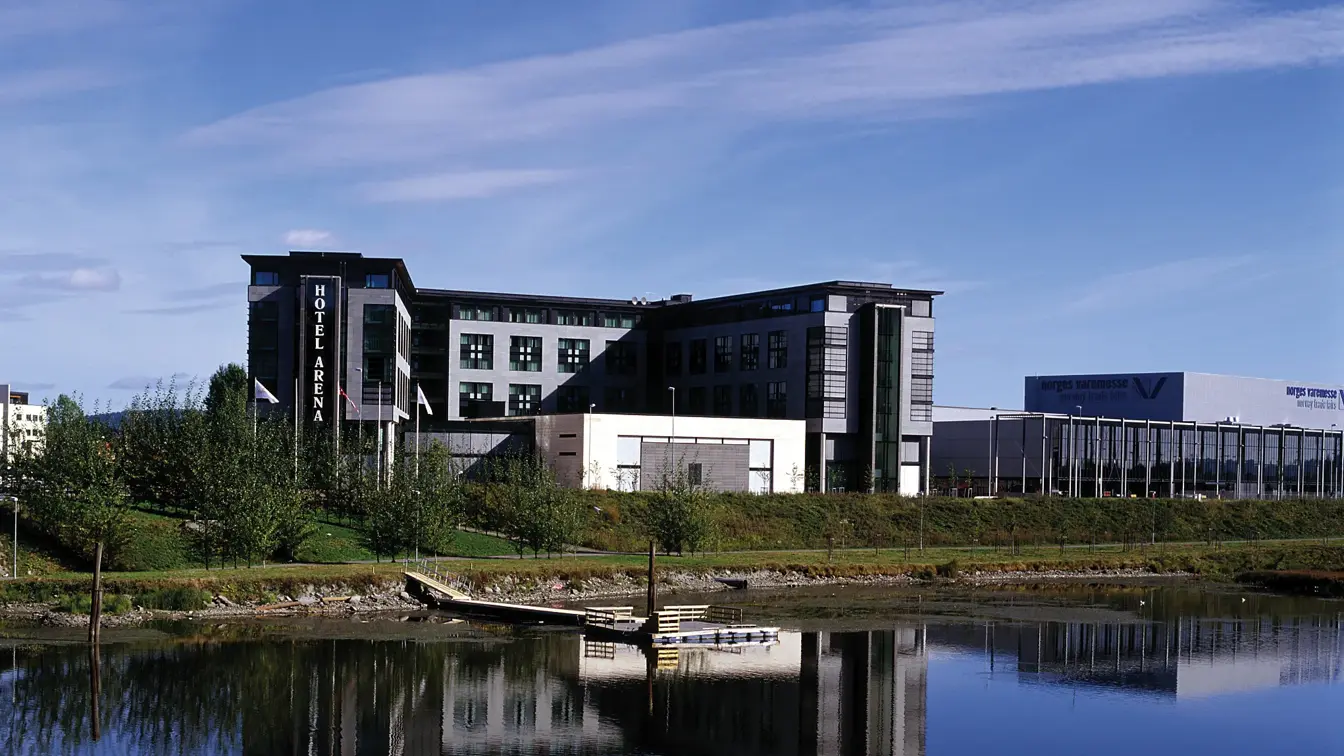 Thon Hotel Arena, fasade sett fra elven