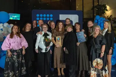 Gruppefoto Thon Senter Strømmen-team poserer med prisen Årets Retail Hub 2025