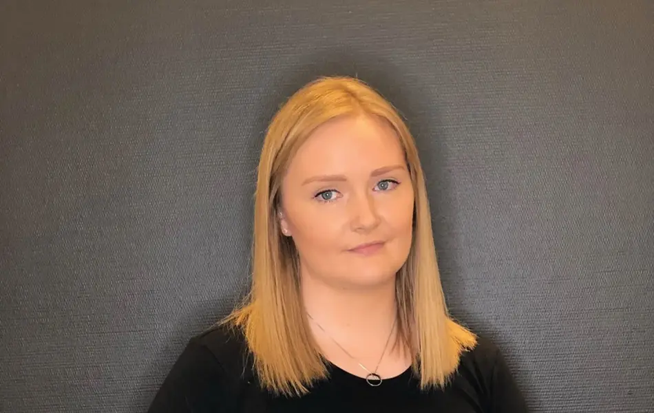 ansatt hos luggen viser frem produkter