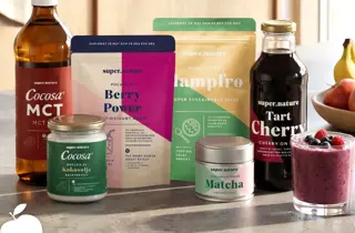 Utvalg av Supernature-produkter som kokosolje, matcha, hampfrø og bærpulver.