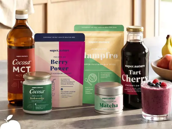 Utvalg av Supernature-produkter som kokosolje, matcha, hampfrø og bærpulver.