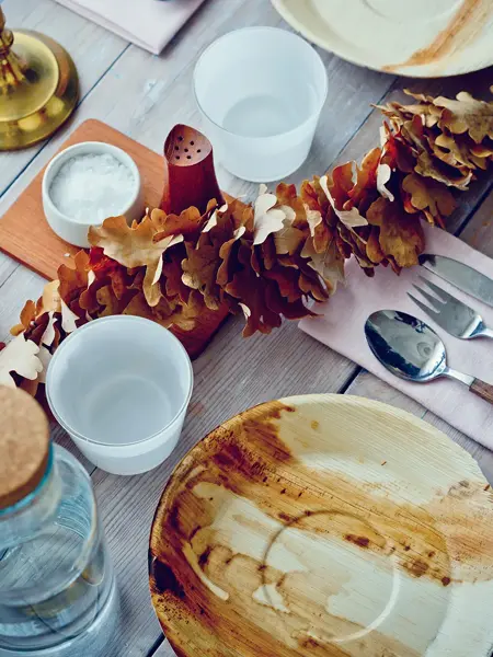 Bord pyntet med høstblader. Foto.