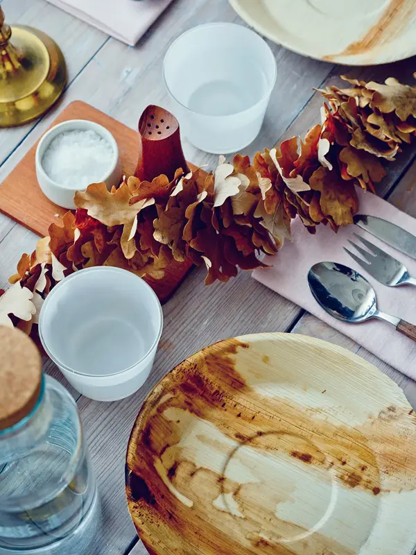 Bord pyntet med høstblader. Foto.