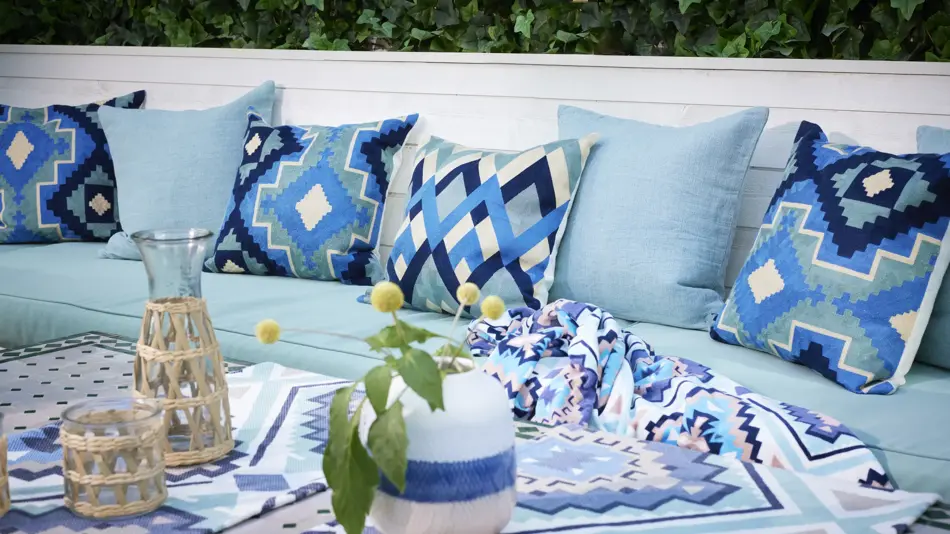 Utesofa med blå pynteputer 