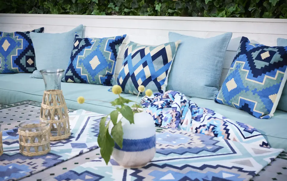 Utesofa med blå pynteputer 