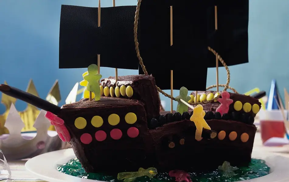 Sjokoladekake formet som et sjørøverskip