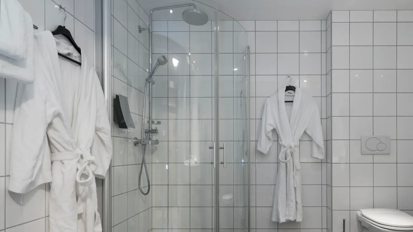 Bad med dusj og morgenkåper i superior rom på Thon Hotel Nidaros