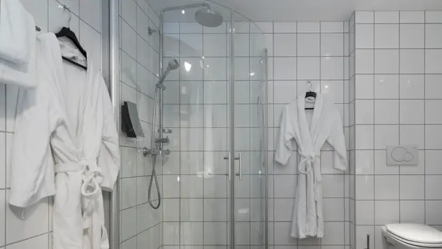 Bad med dusj og morgenkåper i superior rom på Thon Hotel Nidaros