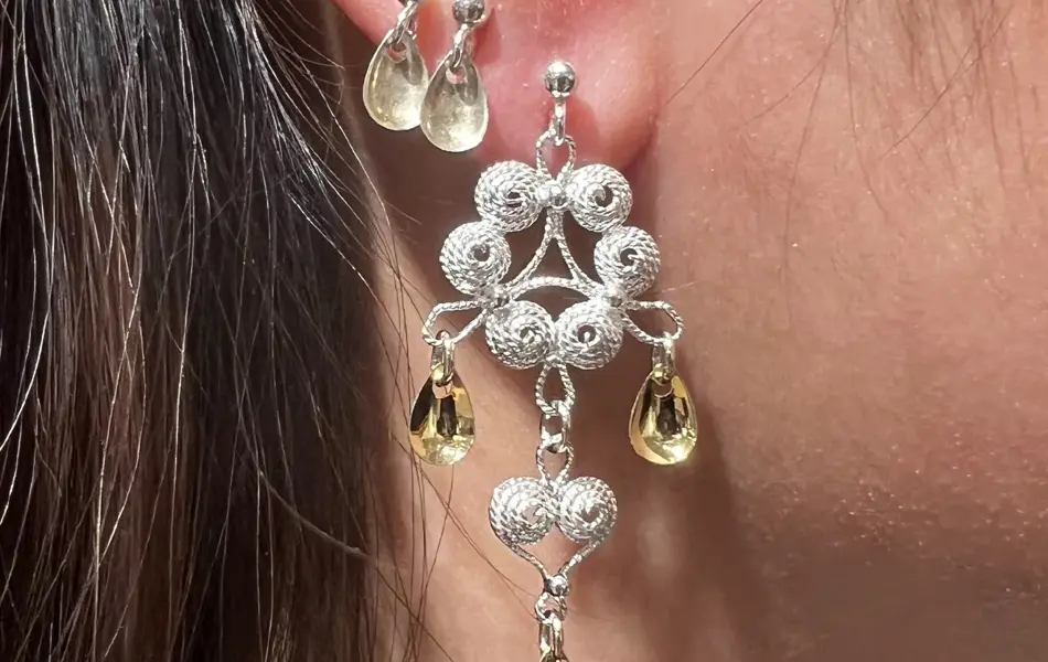 Nærbilde av øret til en dame med ørepynt