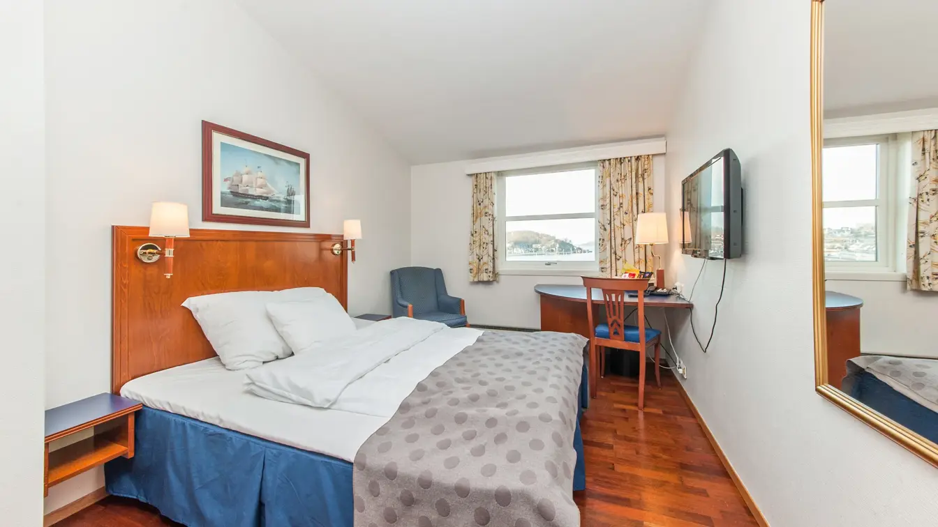 Dobbeltseng, tv, sittegruppe og vindu med utsikt i Standard Room Double hos Thon Hotel Sandnes