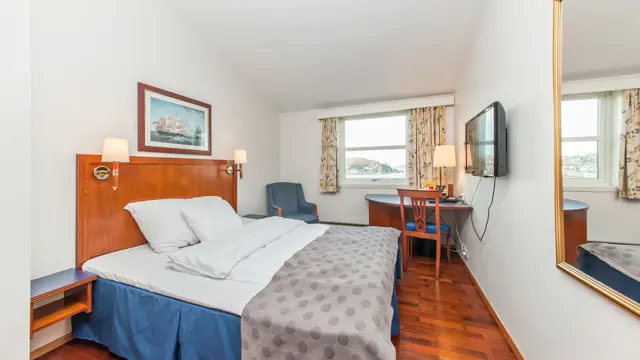 Dobbeltseng, tv, sittegruppe og vindu med utsikt i Standard Room Double hos Thon Hotel Sandnes