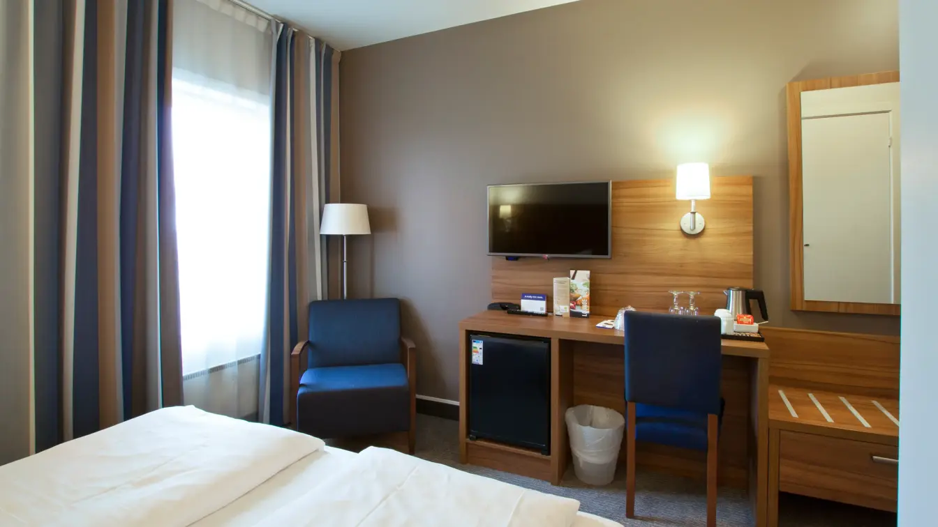Skrivebord, og TV i dobbeltrom på Thon Hotel Horten