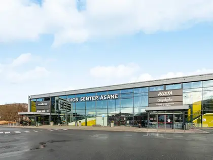 Fasaden til Thon Senter Åsane, forsiden med inngang.