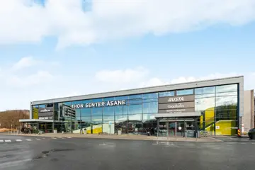 Fasaden til Thon Senter Åsane, forsiden med inngang.