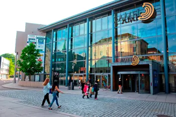 Fasadebilde av AMFI Moss viser inngangen til senteret