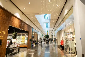 Bildet viser innendørs på på AMFI Madla med et utvalg av butikkene som finnes der.